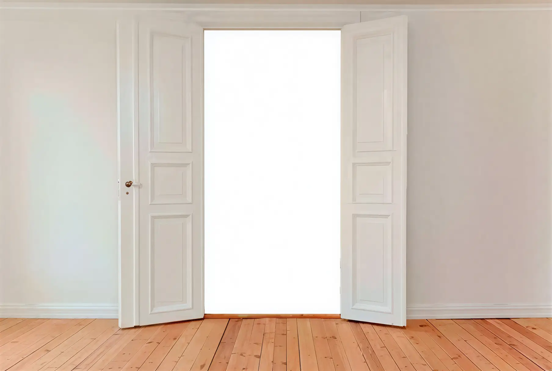 Los Pintores Badalona lacando puerta interior en blanco con acabado profesional