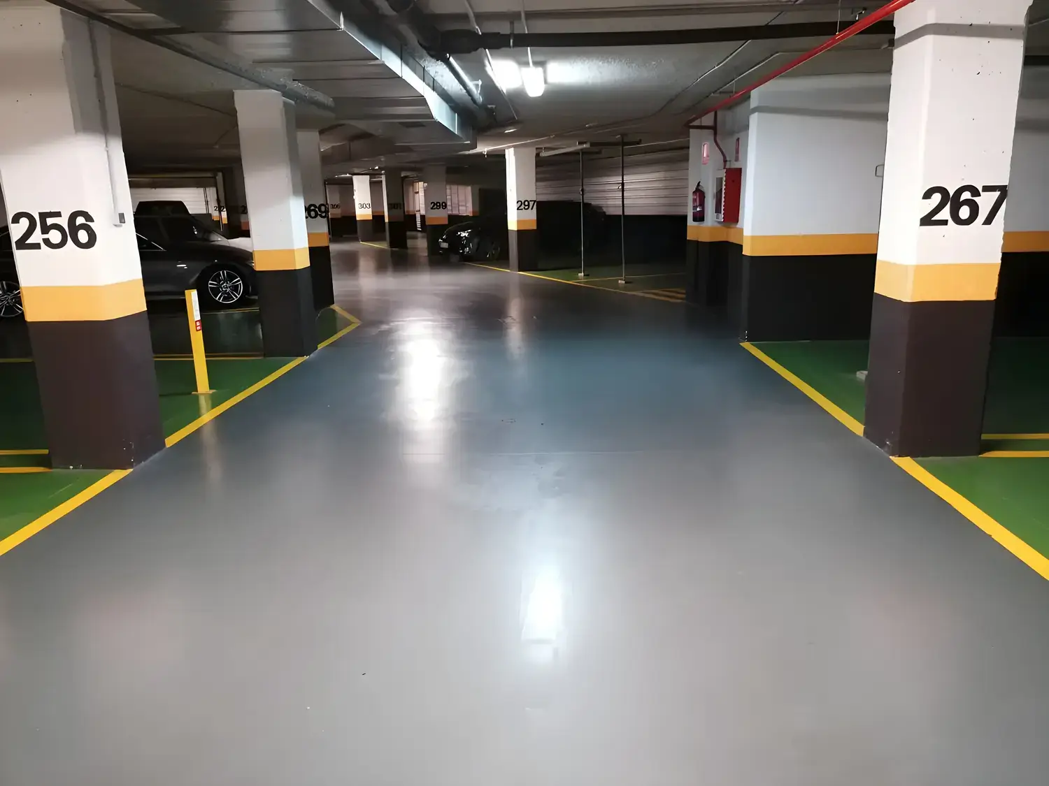 Garaje comunitario pintado y señalizado por Los Pintores Badalona