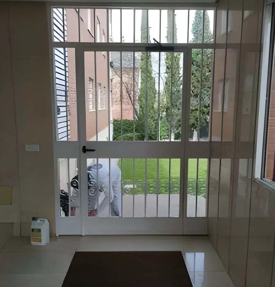Portal de comunidad pintado por Los Pintores Badalona con acabado luminoso
