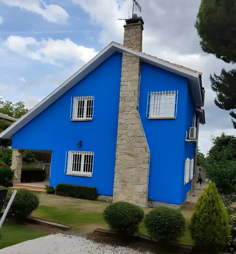 Los Pintores Badalona pintando fachada de casa unifamiliar en color azul intenso