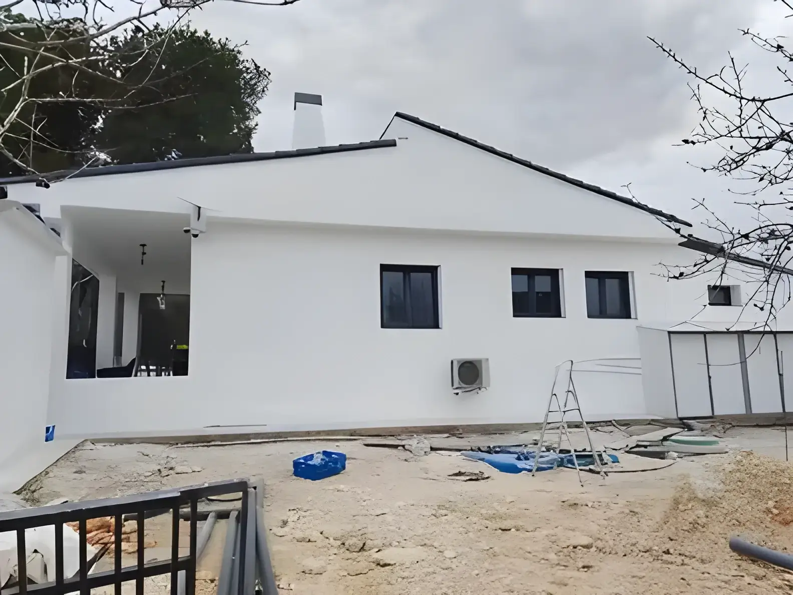 Los Pintores Badalona Fachada de chalet blanco recién pintada con acabado profesional