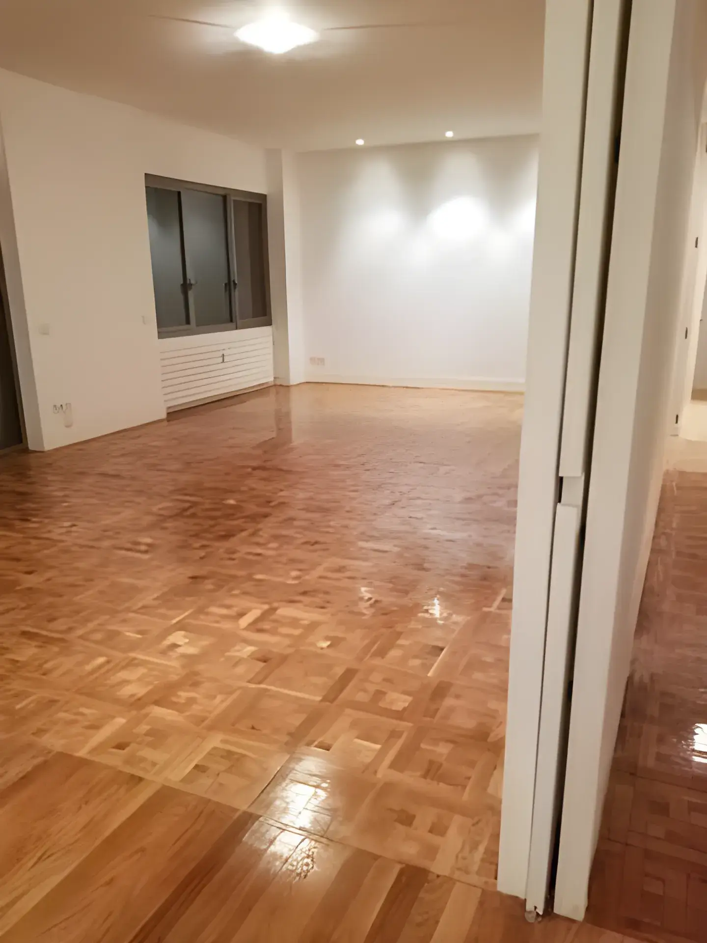 Salón amplio pintado en blanco por Los Pintores Badalona, acabado limpio y luminoso