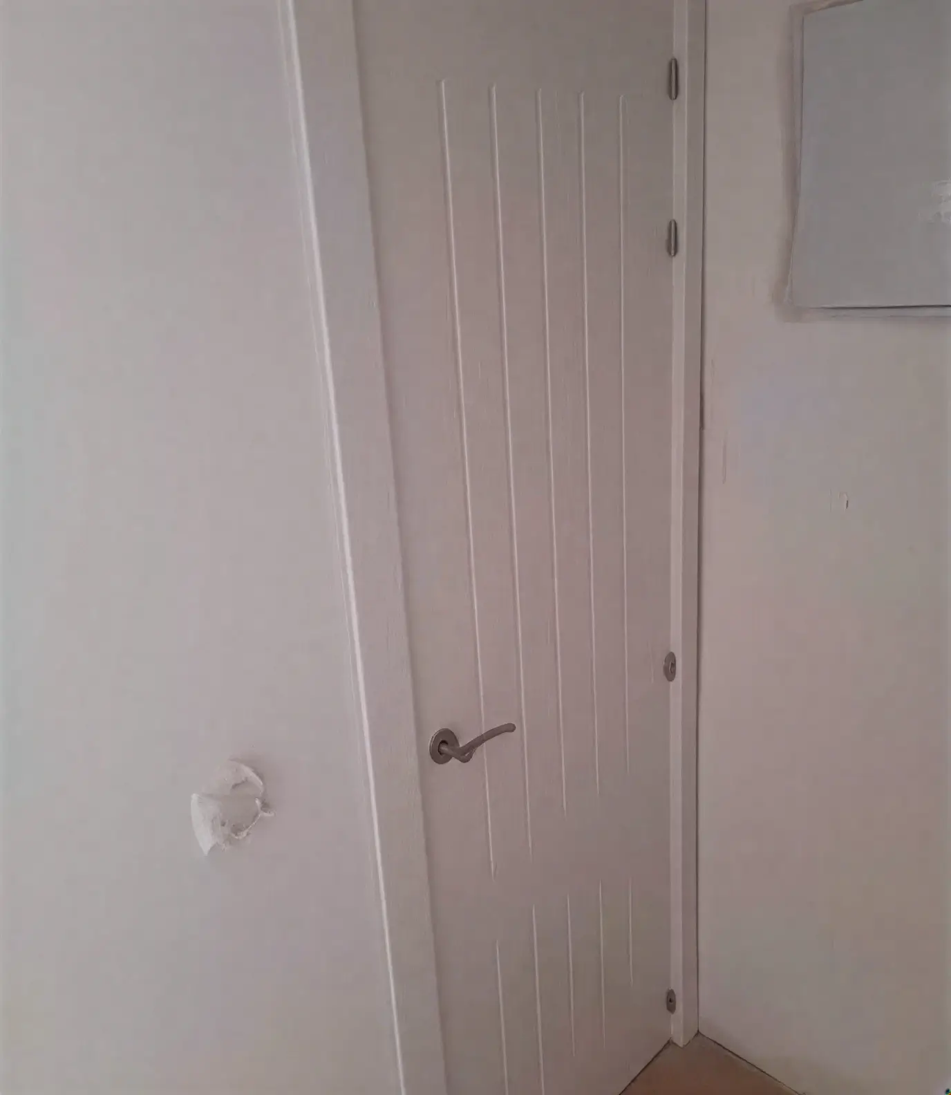 Puerta moderna con ranuras lacada en blanco por pintores profesionales en Badalona